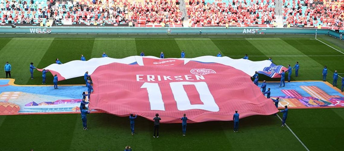 Fussball, Herren, Saison 2020/21, Euro 2020, Achtelfinale in Amsterdam, Wales - Dänemark, dänisches Trikot mit dem Aufdruck von Christian Eriksen Dänemark auf dem Rasen, 26.06. 2021, *** Football, men, 2020 21 season, Euro 2020, Round of 16 in Amsterdam, Wales Denmark, Danish jersey with Christian Eriksen Denmark print on the turf, 26 06 2021, Copyright: xMatthiasxKochx