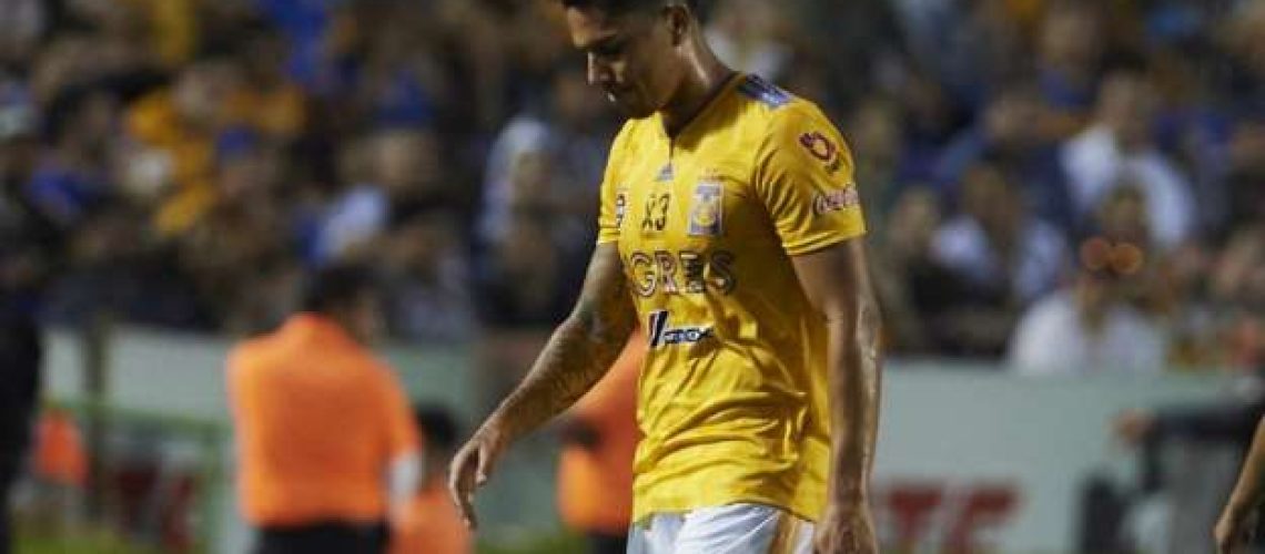 ‘El Titán’ se encontraba estacionado en su vehículo cuando el delincuente ingresó a él y procedió al despojo de joyería.