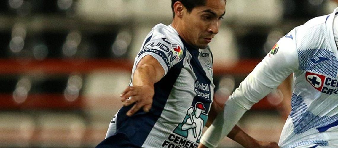 The player Erick Aguirre of Pachuca L, disputes the ball with the player Roberto Alvarado de Cruz Azul R during a match corresponding to day 3 of the Mexican 2021 Guardianes soccer tournament, at the Hidalgo Stadium in the city of Pachuca, Mexico, 25 January 2021. Pachuca - Cruz Azul ACHTUNG: NUR REDAKTIONELLE NUTZUNG PUBLICATIONxINxGERxSUIxAUTxONLY Copyright: xDavidxMartnezxPelcastrex AME1357 20210126-637472403236159893