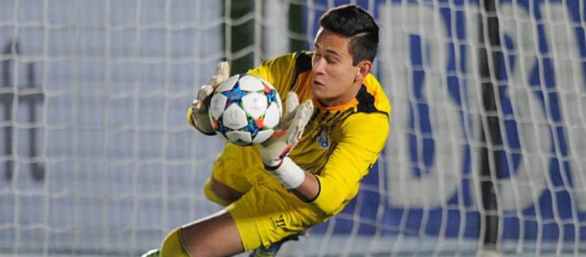 MADRID, SPAIN - FEBRUARY 17:  Raul Gudino of FC Porto saves a penalty during the penalty shoot-out in the UEFA Youth League Round of 16 match between Real Madrid and FC Porto at Estadio Alfredo Di Stefano on February 17, 2015 in Madrid, Spain.  (Photo by Denis Doyle/Getty Images)