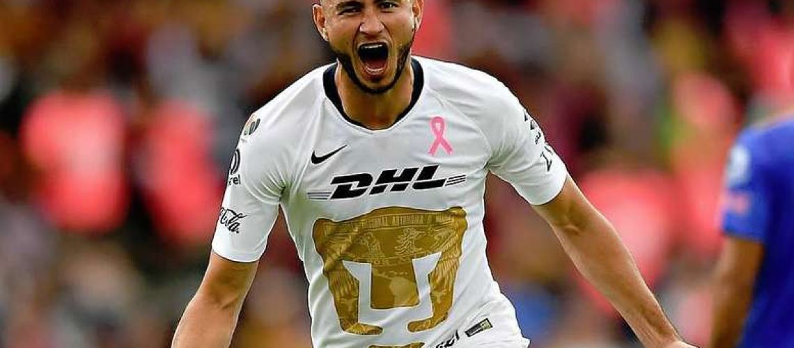 carlos-gonzalez-celebra-uno-de-sus-tres-goles-con-pumas-ante-tigres-twitter-pumas