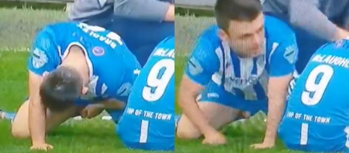 eoin-bradley--jugador-del-coleraine--aprovecha-la-pausa-de-hidratacion-en-la-semifinal-de-la-copa-de-irlanda-del-norte-para-orinar-sobre-el-cesped--twitter-belfastmagpie