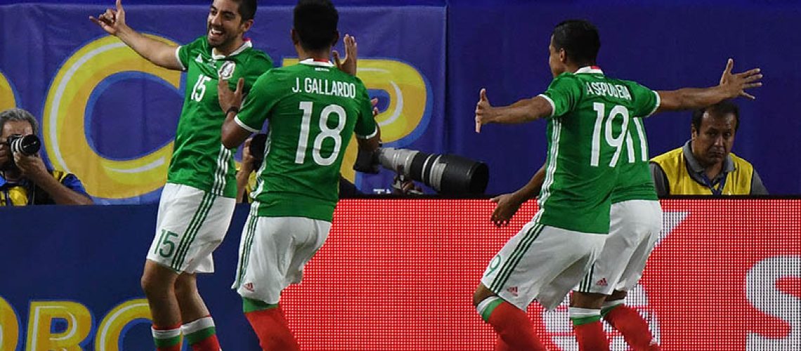 Mexico's Rodolfo Pizarro (L) celebrates with teammates after scoring against Honduras  during their 2017 CONCACAF Gold Cup quarterfinal match at the University of Phoenix Stadium on July 20, 2017 in Glenmont, Arizona.  / AFP PHOTO / MARK RALSTON        (Photo credit should read MARK RALSTON/AFP/Getty Images)