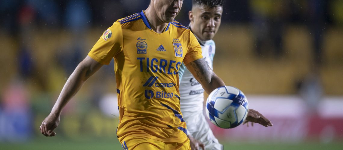 MONTERREY, MEXICO - FEBRUARY 06: Jesús Dueñas #29 of Tigres chases the ball during the 4th round match between Tigres UANL and Mazatlan FC as part of the Torneo Grita Mexico C22 Liga MX at Universitario Stadium on February 06, 2022 in Monterrey, Mexico. (Photo by Azael Rodriguez/Getty Images)